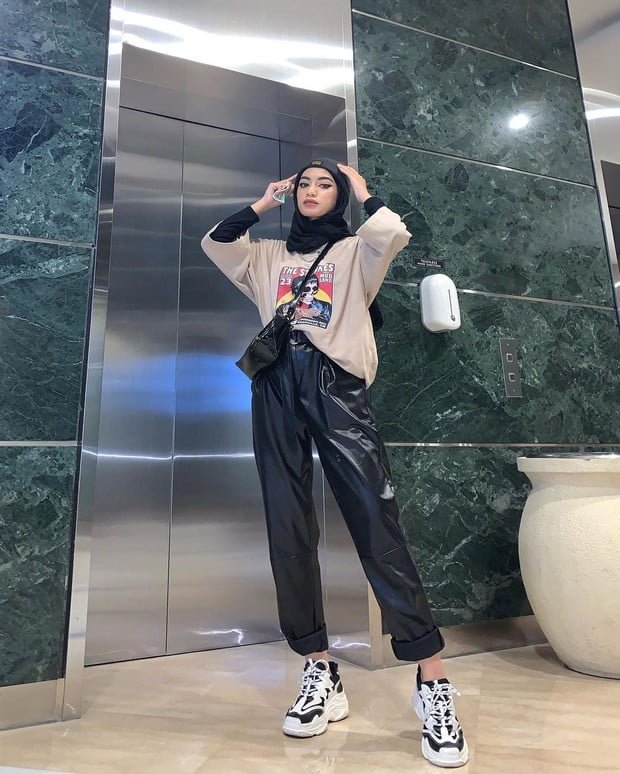 2 5 Gaya Maksimal OOTD Influencer Hijab, Makin Pede dengan Tampil Boyish PROKALTIM