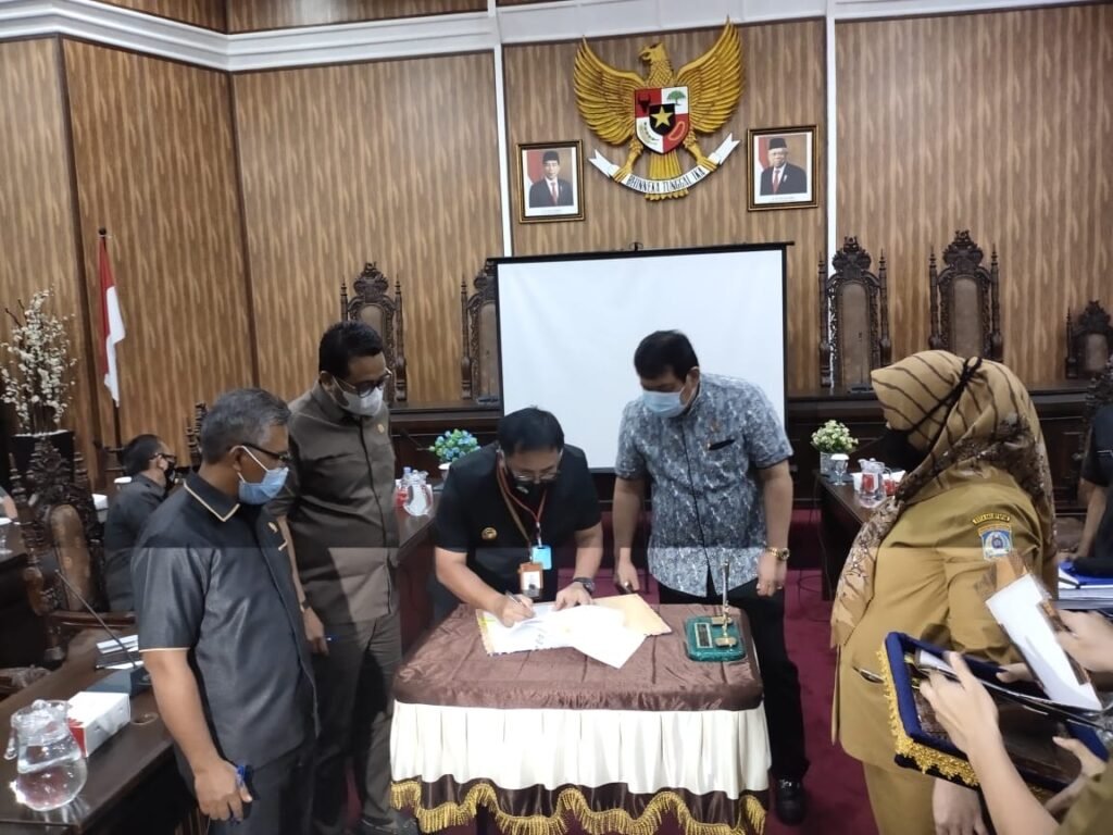 DPRD BALIKPAPAN PEMKOT BALIKAPAPAN TANDATANGANI APBD P 2020 DPRD BALIKPAPAN- PEMKOT BALIKAPAPAN TANDATANGANI APBD P 2020 PROKALTIM