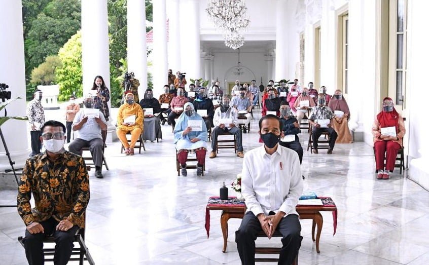 Presiden Jokowi Serahkan Bantuan Modal Kerja di Istana Bogor