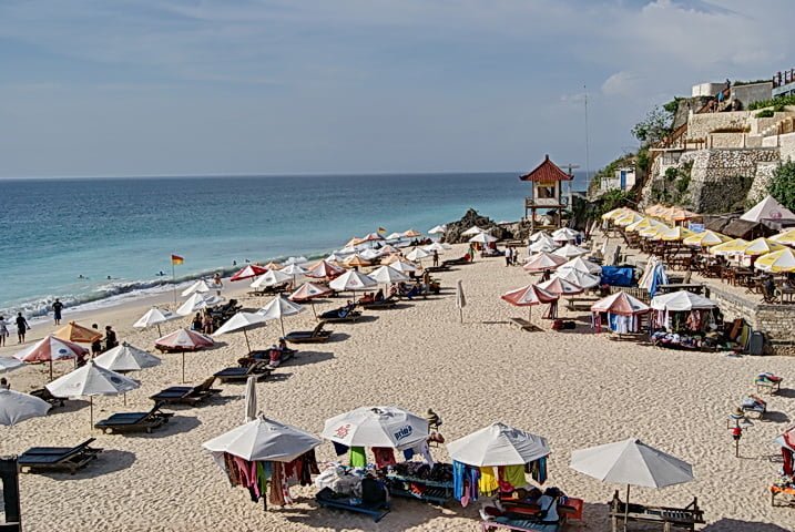 dreamland beach 1 5 Destinasi Wisata yang Diburu Netizen Lewat Google untuk Liburan Akhir Tahun PROKALTIM