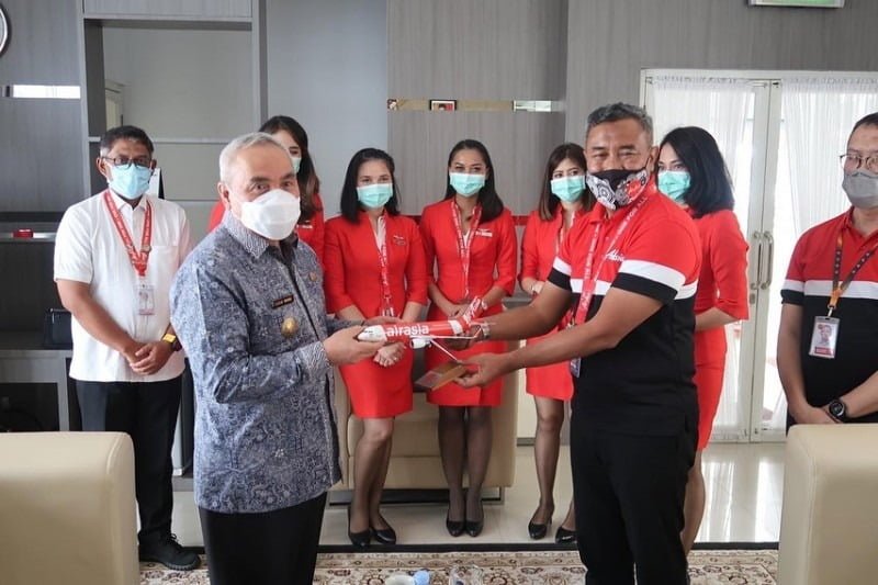 Air Asia Mendarat Perdana di APT