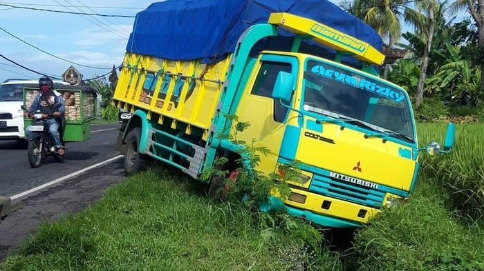 truk terperosok akibat pengemudinya lari saat diprank pocong 169 'Pocong', Bikin Truk Masuk Got PROKALTIM