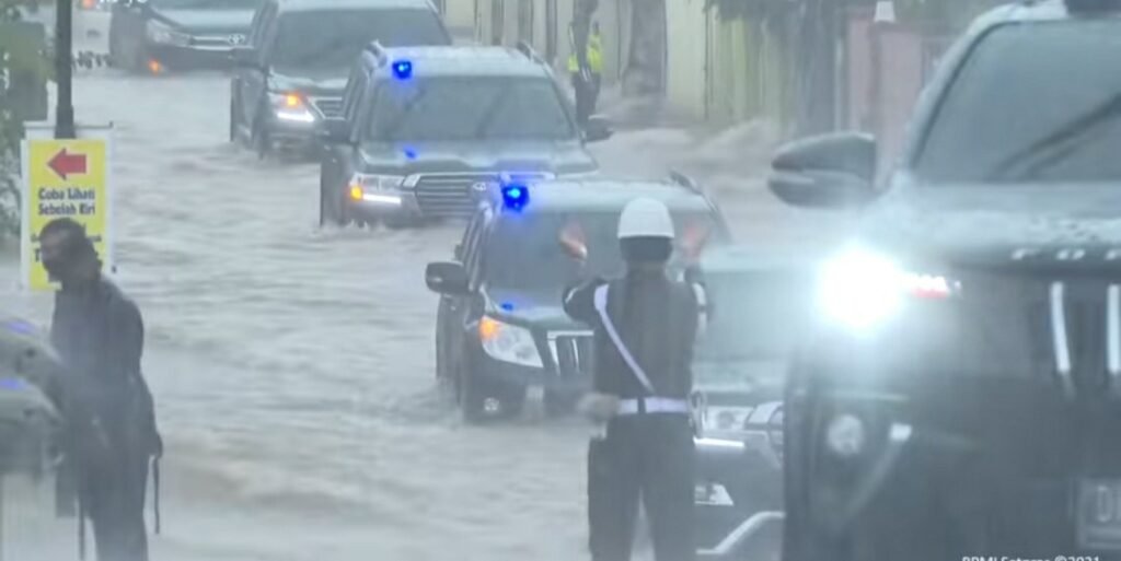 20210118 235257 Rombongan Presiden Jokowi Dihadang Banjir PROKALTIM