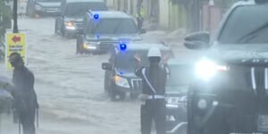 20210118 235257 Rombongan Presiden Jokowi Dihadang Banjir PROKALTIM