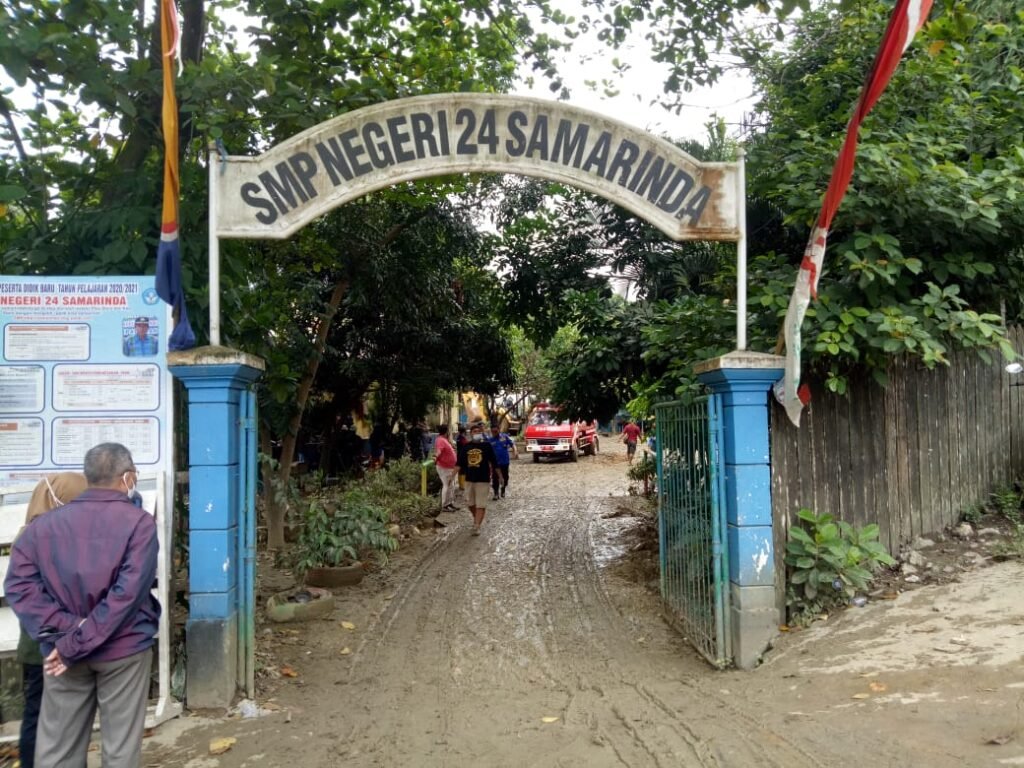 Efek Banjir Luar Biasa, Jaang Datangi SMP N 24 Bukit Pinang