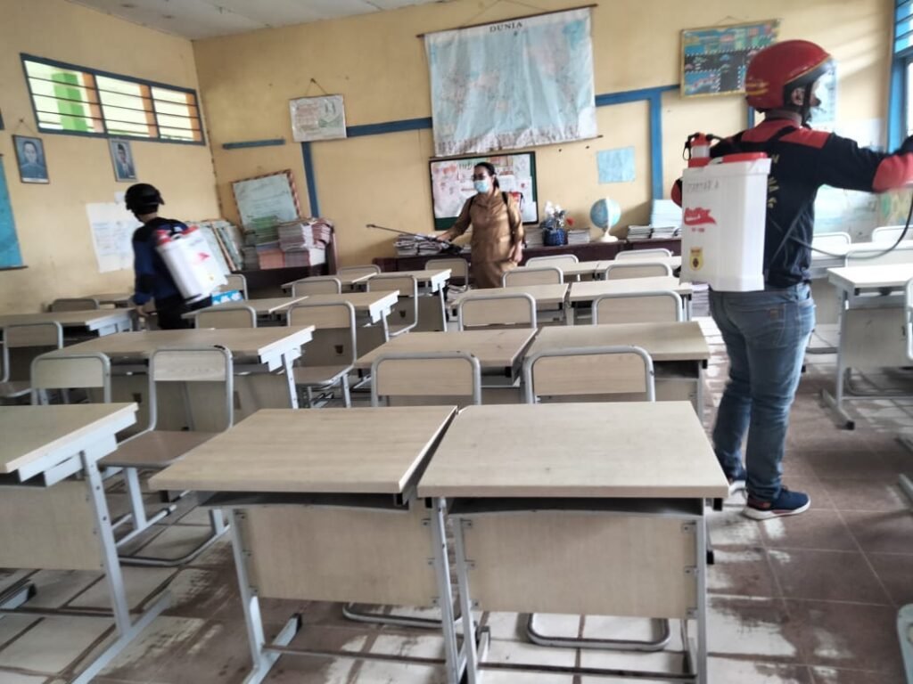 Hari Pertama Sekolah Daring, SDN 015 Gunung Lingai Sterilkan Sekolah