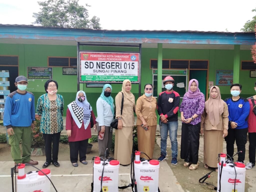 Hari Pertama Sekolah Daring, SDN 015 Gunung Lingai Sterilkan Sekolah