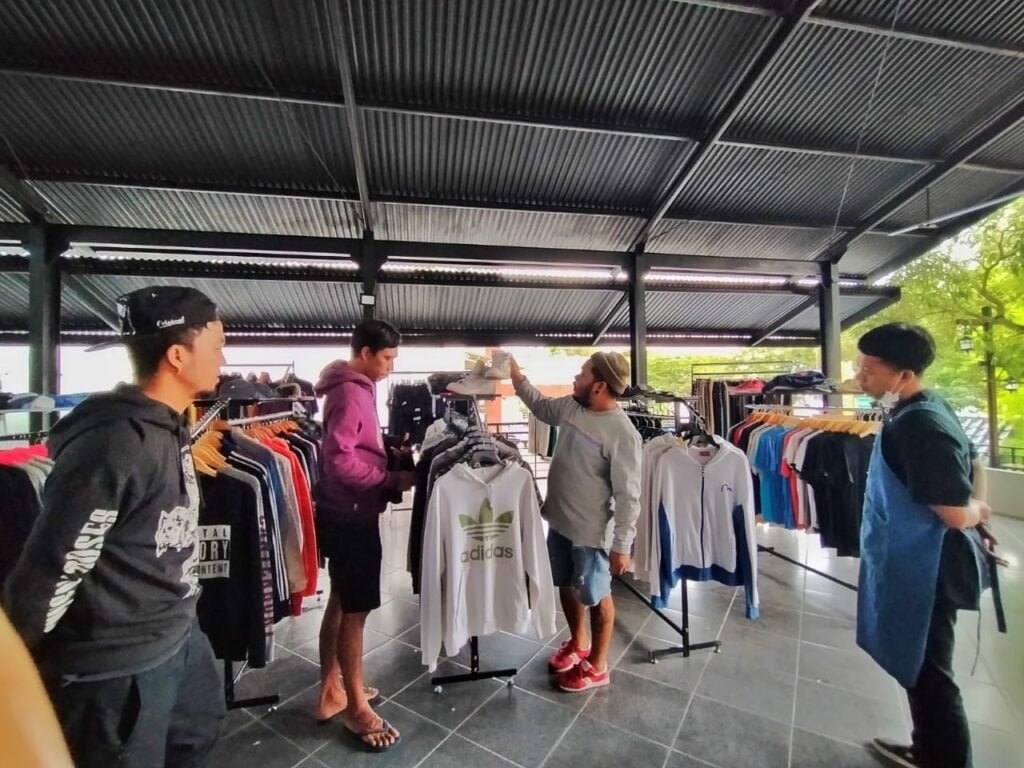 Pasar Bekas, Pikat Anak Muda Cari Brand Ternama