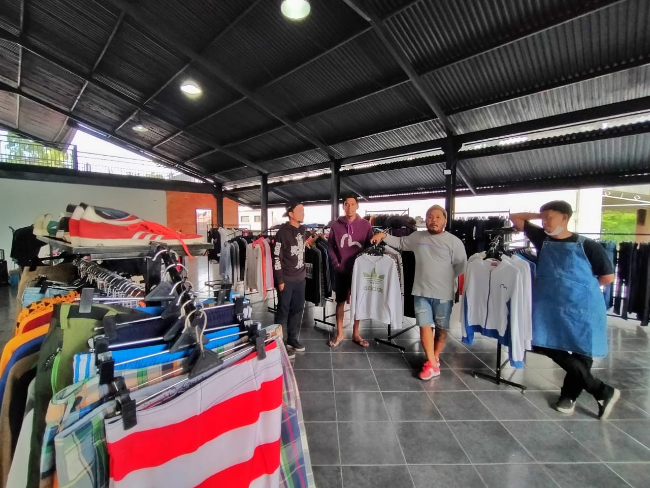 Pasar Bekas, Pikat Anak Muda Cari Brand Ternama