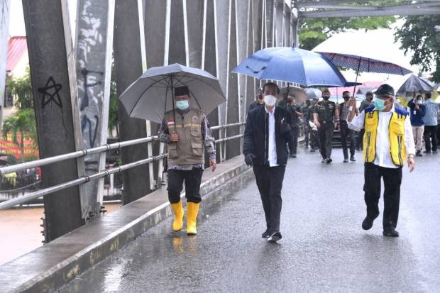 Jokowi Perintahkan 4 Hari Tuntas Bangun Jembatan Roboh