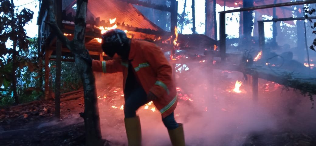 Ditinggal Istirahat, Gubuk Hangus Terbakar.