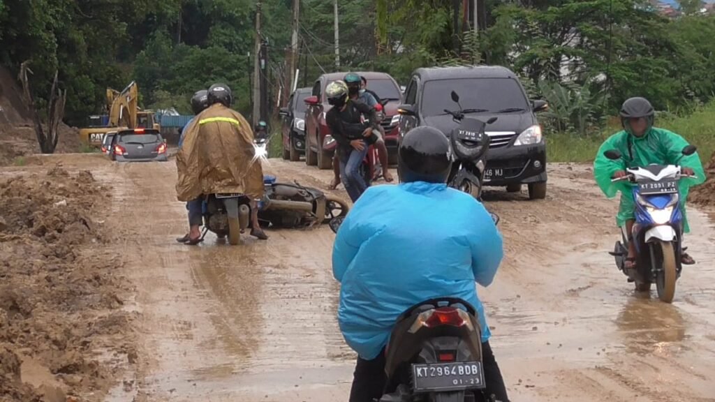 IMG 20210212 WA0003 Hati-Hati! Pengendara Banyak Terjatuh, Paska Longsor Pattimura PROKALTIM