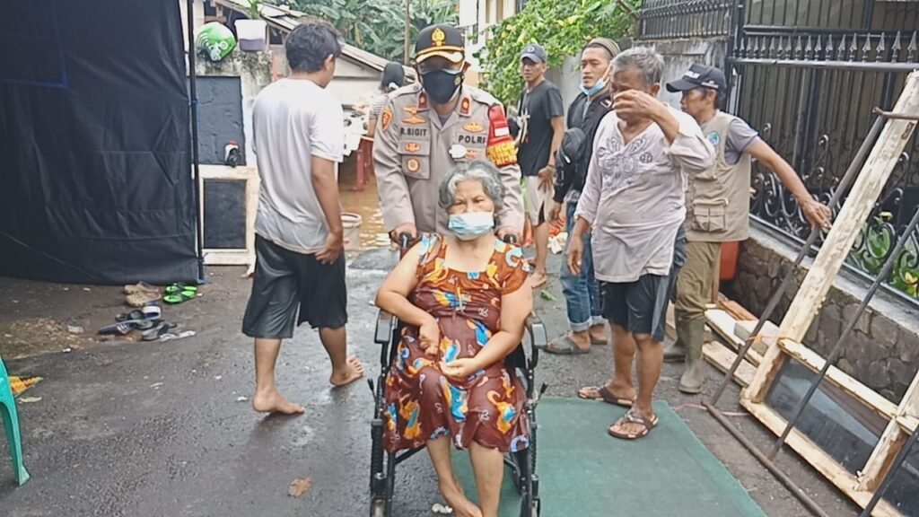 IMG 20210221 WA0059 1 TNI-Polri Berjibaku Bantu Korban Banjir Jakarta PROKALTIM