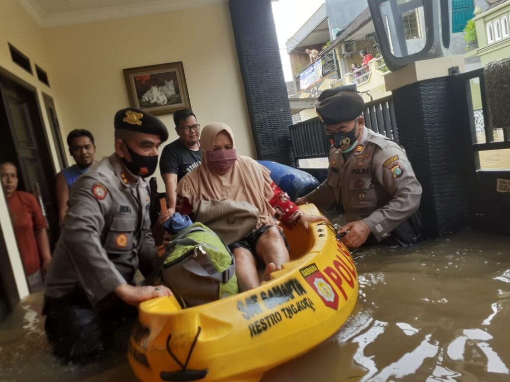 IMG 20210221 WA0061 TNI-Polri Berjibaku Bantu Korban Banjir Jakarta PROKALTIM
