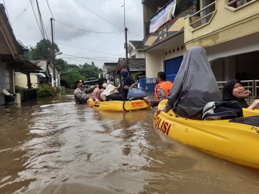IMG 20210221 WA0062 TNI-Polri Berjibaku Bantu Korban Banjir Jakarta PROKALTIM