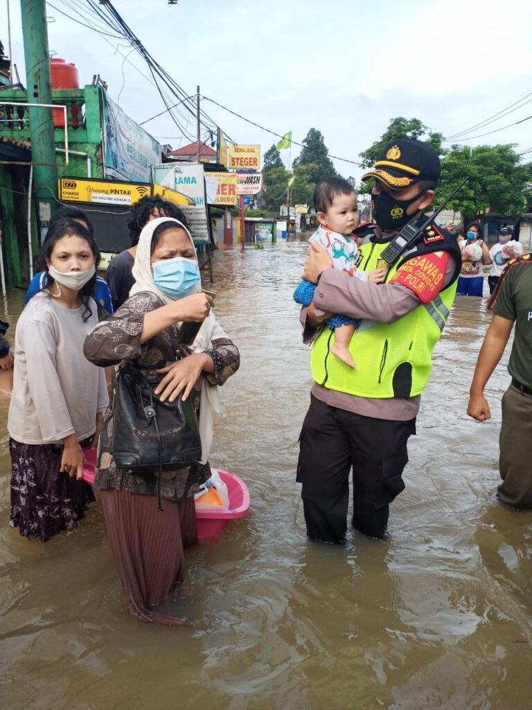 IMG 20210221 WA0063 1 TNI-Polri Berjibaku Bantu Korban Banjir Jakarta PROKALTIM