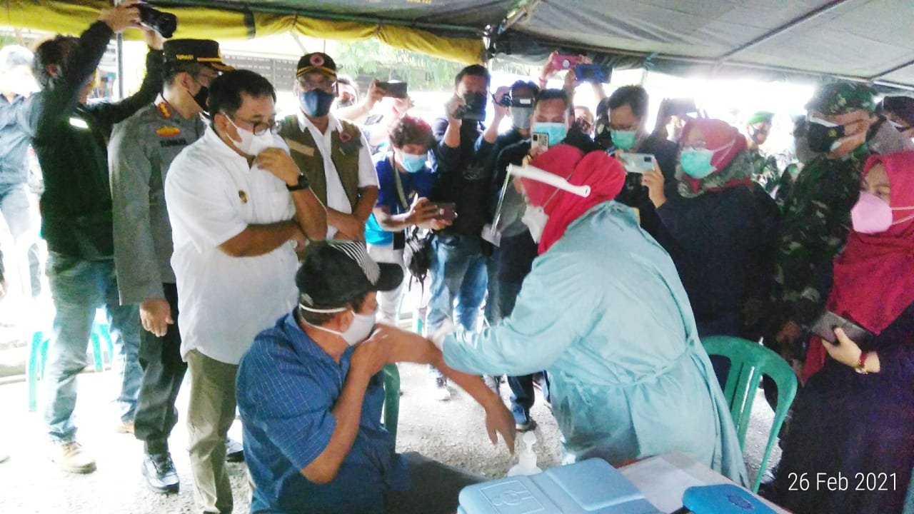 Ratusan Pedagang Pasar Klandasan Disuntik Vaksin Covid-19