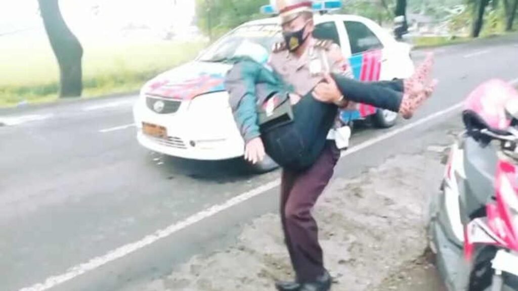 polisi bopong ibu hamil Netizen Simpati! Aksi Polisi Bopong Ibu Hamil yang Jatuh Saat Kendarai Motor PROKALTIM