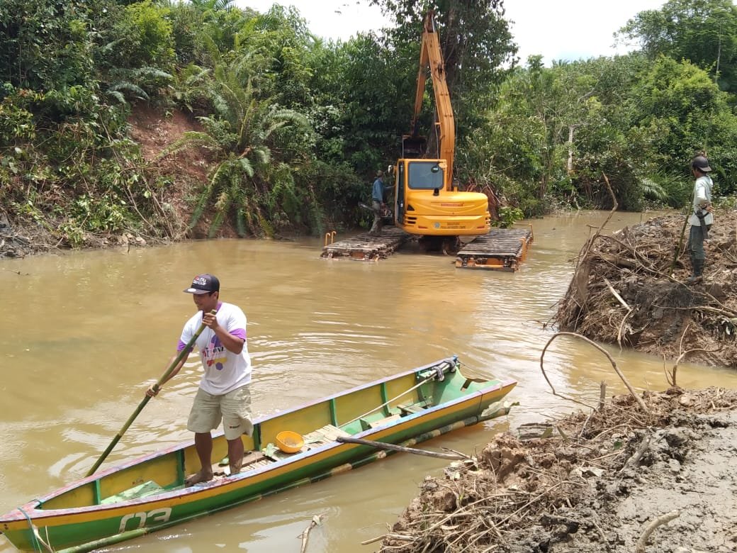 Sodet Sungai, Pemdes Sukaraja Tangani Banjir RT 25