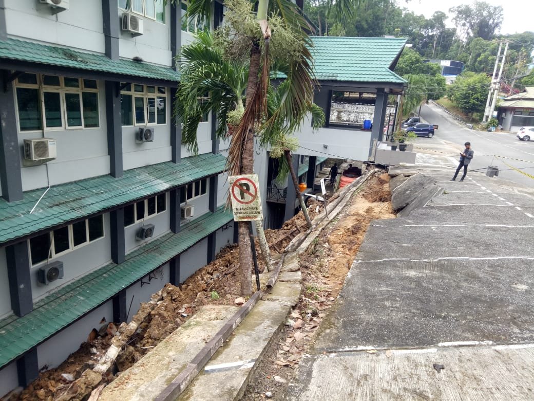 Hujan Deras, Parkiran Unmul Ambrol