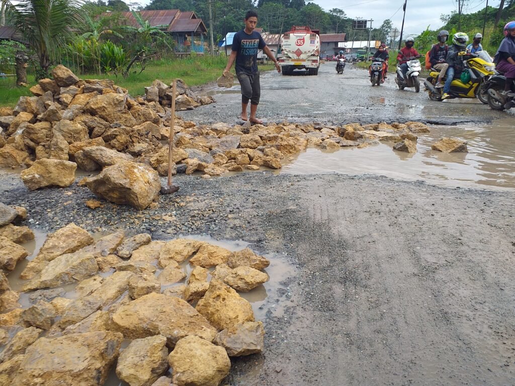 20210404 165107 Tanah Datar Rusak Parah, Macet Makanan Sehari-hari PROKALTIM