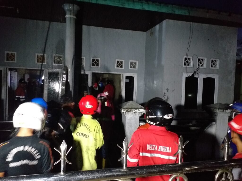 20210418 184356 Jelang Berbuka Api Berkobar di Mangkupalas, Dikira bakar Sampah Ternyata Rumah Terbakar PROKALTIM