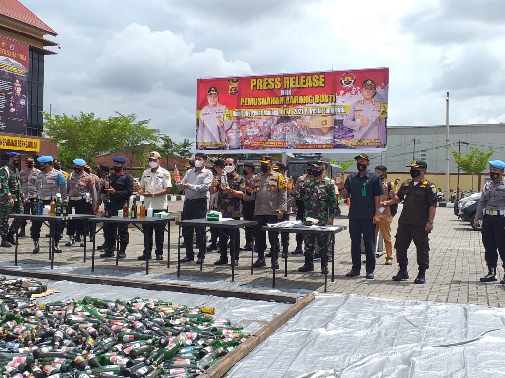 20210423 105638 Jaga Kesucian Ramadan, Polisi Musnahkan 1.051 Botol Miras PROKALTIM