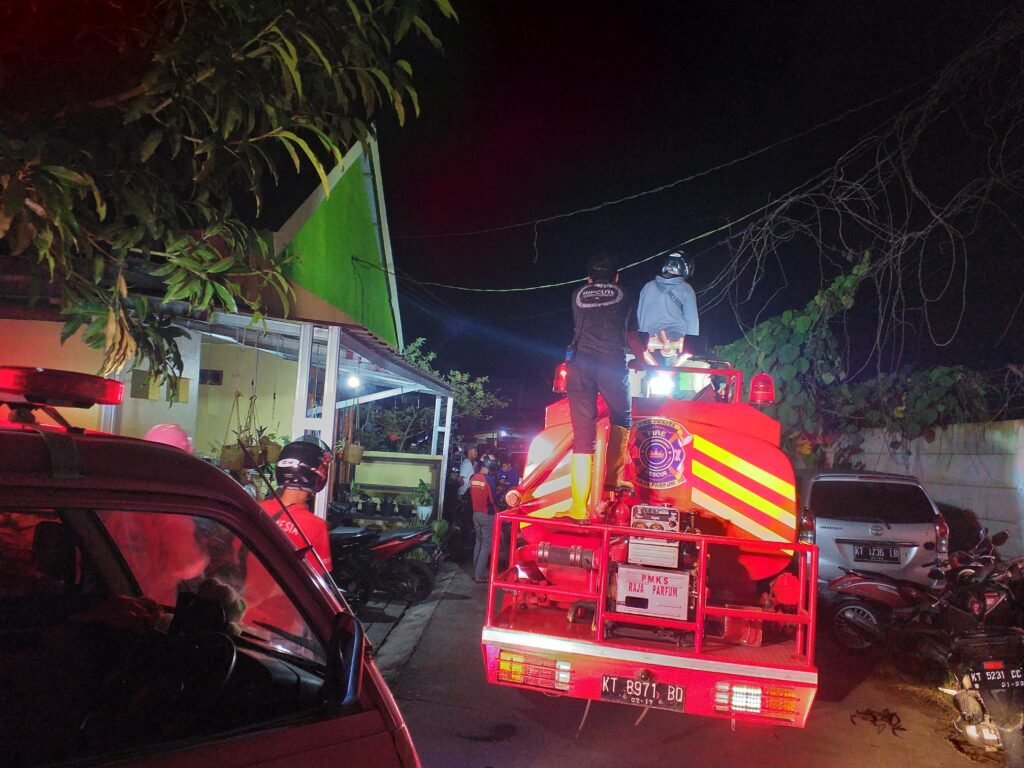 20210426 020442 Dikira Kilatan Cahaya, Gubuk Asmuni Terbakar PROKALTIM