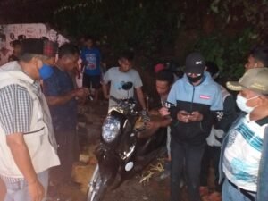 20210426 195425 Hujan Deras, Tembok Rubuh Timpa Dua kendaraan PROKALTIM