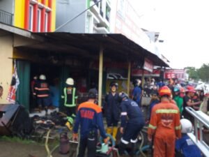 20210428 161518 Kebakaran, Kios Tiga Pintu Dilahap Api PROKALTIM