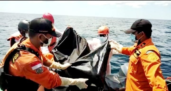 IMG 20210425 WA0003 Mayat Ambo Asse Ditemukan Tim Basarnas di Teluk Balikpapan PROKALTIM