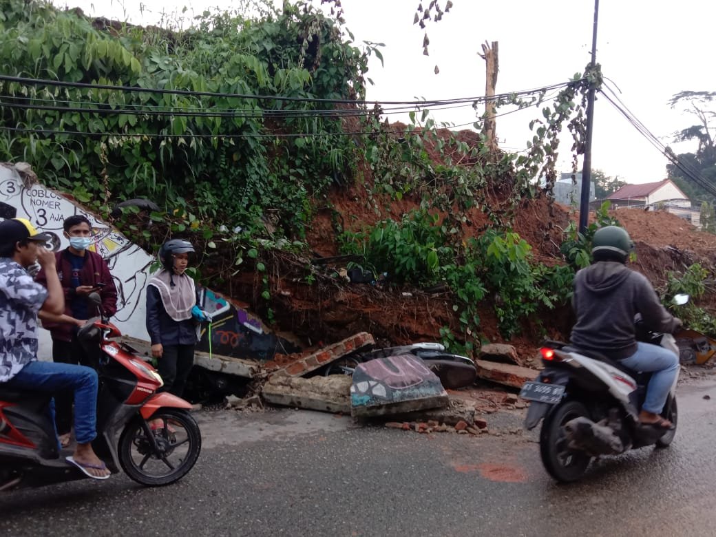 IMG 20210426 WA0027 Hujan Deras, Tembok Rubuh Timpa Dua kendaraan PROKALTIM