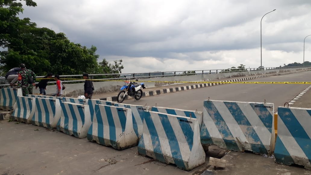 IMG 20210429 WA0000 1 Masyarakat Ngeyel Lewat Jembatan Mahkota II, Petugas Pasang Road Barier Beton Seberat 7 Ton. PROKALTIM