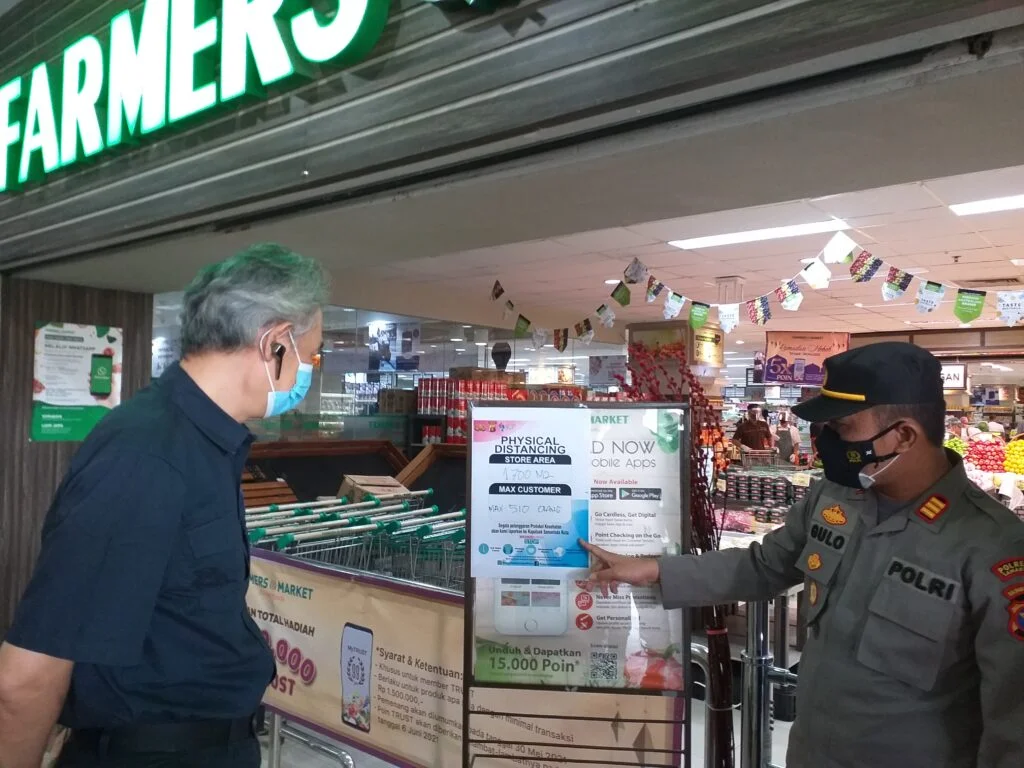 20210506 131853 Larangan Mudik, Potensi Masyarakat Beralih Ke Mall, Polisi Lakukan Pengawasan Pada Sistem Buka Tutup di Mall PROKALTIM