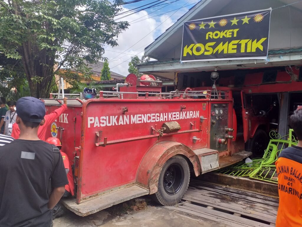 20210507 132810 Menuju Lokasi Kebakaran, Mobil Relawan Kecelakaan, Diduga Rem Blong PROKALTIM