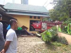 20210507 134200 Menuju Lokasi Kebakaran, Mobil Relawan Kecelakaan, Diduga Rem Blong PROKALTIM