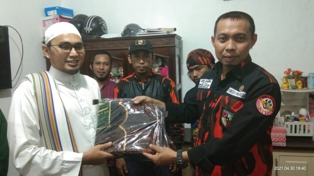 IMG 20210501 WA0006 PEMBAGIAN TAKJIL DAN PERANGKAT SHOLAT PEMUDA PANCASILA PAC BALIKPAPAN KOTA PROKALTIM