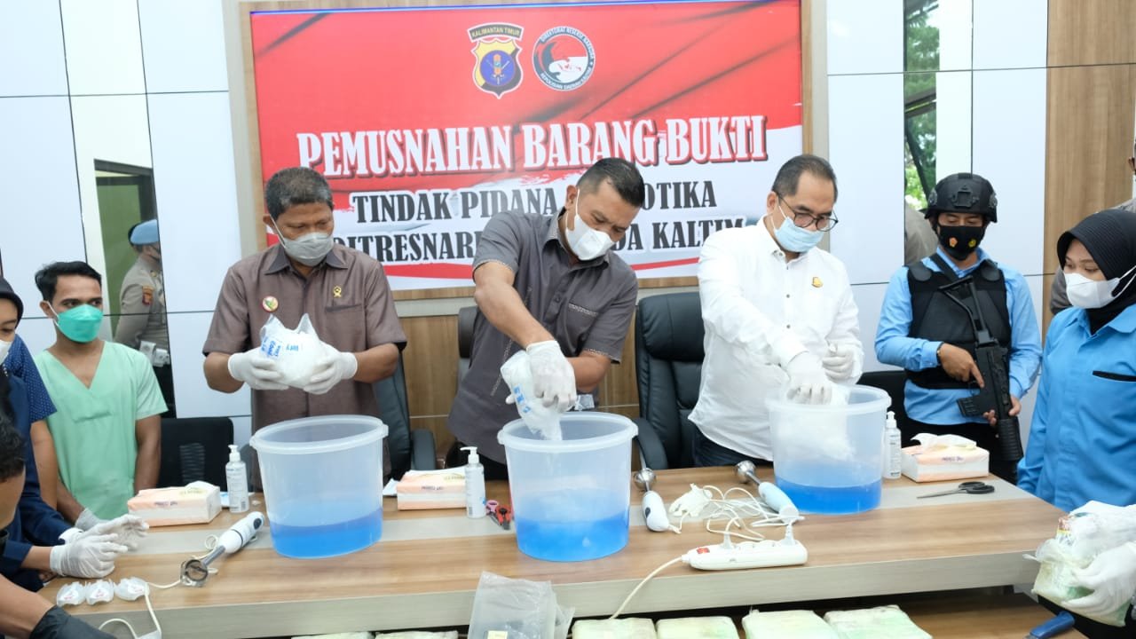 Polda Kaltim Musnahkan Barang Bukti Narkotika Jenis Sabu Seberat 25 Kg PROKALTIM 1 IMG 20210525 WA0011 Polda Kaltim Musnahkan Barang Bukti Narkotika Jenis Sabu Seberat 25 Kg PROKALTIM