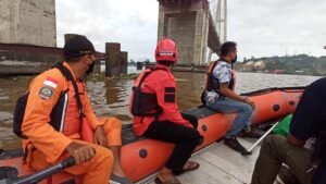 WhatsApp Image 2021 05 09 at 07.30.48 SAR Gabungan Turun Tangan Pencarian Irsal, Pemuda yang Terjun dari Jembatan Mahkota II PROKALTIM