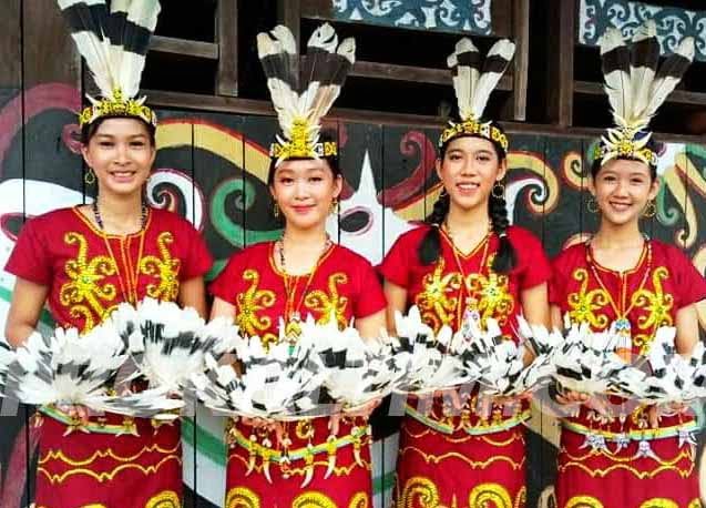DAYAK KENYAH Dayak Kenyah dan Bahau, dalam Kekayaan Desa Budaya Sungai Bawang PROKALTIM