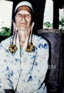TELINGA PANJANG KENYAH Dayak Kenyah dan Bahau, dalam Kekayaan Desa Budaya Sungai Bawang PROKALTIM