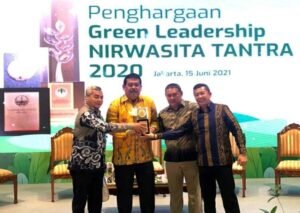 Konsisten Dukung Anggaran dan Aturan Lingkungan Hidup, Abdulloh Raih Juara 1 Green Leadership KLHK PROKALTIM 2 sabet Konsisten Dukung Anggaran dan Aturan Lingkungan Hidup, Abdulloh Raih Juara 1 Green Leadership KLHK PROKALTIM