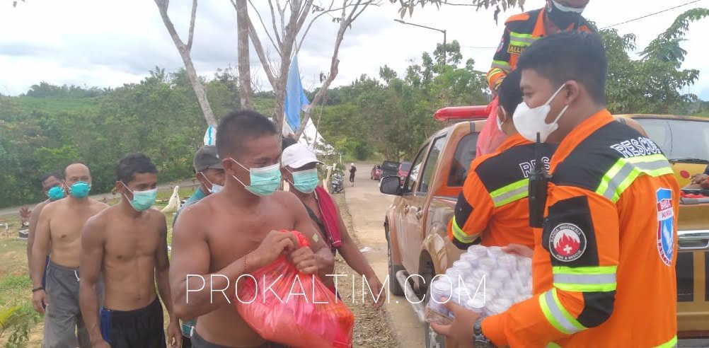 20210718 102827 Bentuk Perhatian Banda Indonesia, Beri Paket Sembako dan Multivimanin Kepada Penggali Kubur Covid-19 PROKALTIM