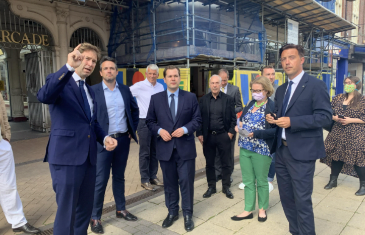 Robert Jenrick Inggris Segera Cabut Kewajiban Masker dan Lockdown, Jadikan Pilihan Pribadi Warga PROKALTIM