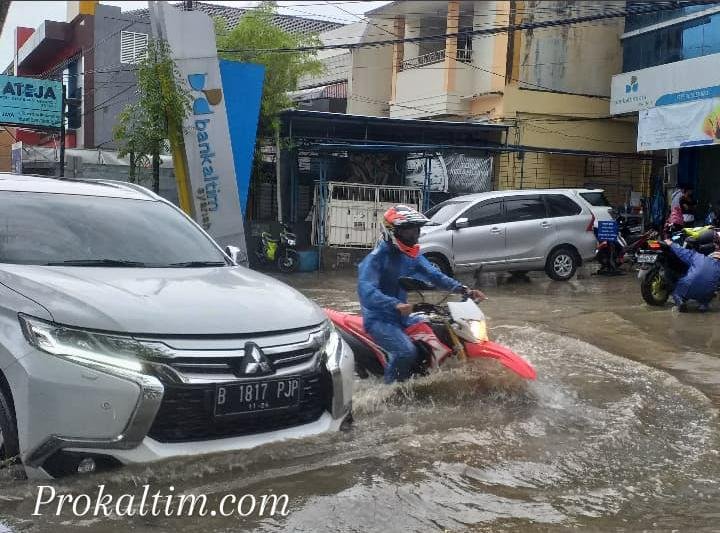 WhatsApp Image 2021 07 01 at 22.31.57 Hujan, Mobilitas Pagi Terganggu, Sampah Berserakkan PROKALTIM