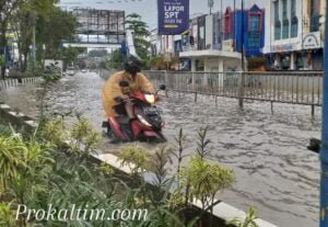 WhatsApp Image 2021 07 01 at 22.40.04 Hujan, Mobilitas Pagi Terganggu, Sampah Berserakkan PROKALTIM
