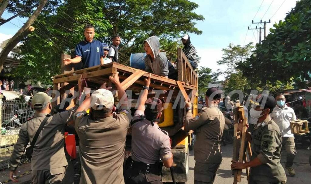 WhatsApp Image 2021 07 07 at 19.30.41 Protes Keras, Ratusan Lapak PKL Pandansari Tetap Dibongkar Adapula yang Diangkut Petugas Gabungan PROKALTIM