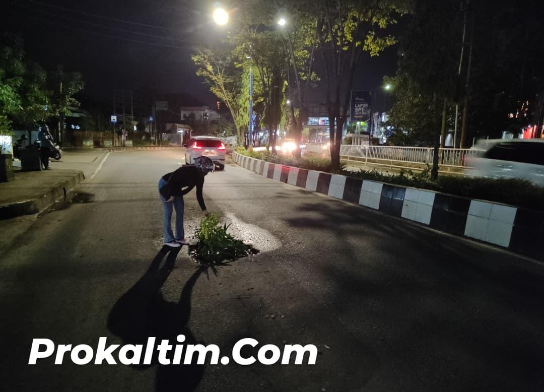 Baru Diaspal Berlubang Lagi. Jalur Jalan Rumah Jabatan Wali Kota Rawan Kecelakaan PROKALTIM 1 WhatsApp Image 2021 07 11 at 07.47.19 Baru Diaspal Berlubang Lagi. Jalur Jalan Rumah Jabatan Wali Kota Rawan Kecelakaan PROKALTIM