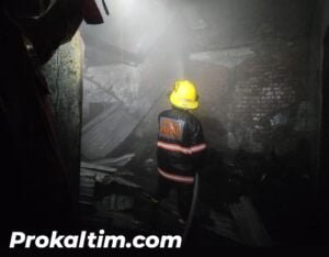 WhatsApp Image 2021 07 13 at 08.30.25 10 Fire Tank Berjibaku, Jinakan Si Jago Merah, Dugaan Kebakaran Karena Korsleting PROKALTIM