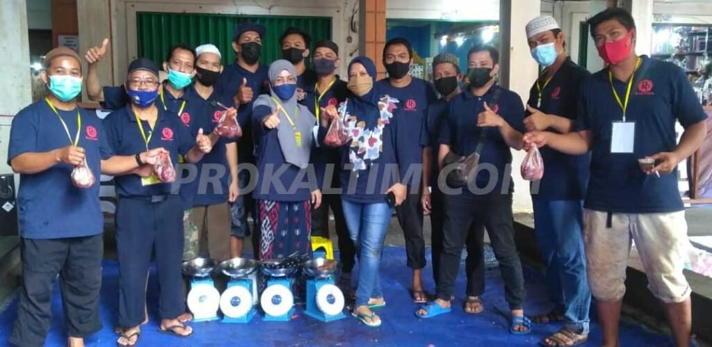 WhatsApp Image 2021 07 21 at 21.42.34 Pedagang Pasar Tradisional Rapak Plaza Potong Kurban 15 Ekor Sapi dan 1 Ekor Kambing PROKALTIM